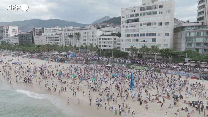 Rio de Janeiro, celebrata la dea afro-brasiliana del mare Iemanja