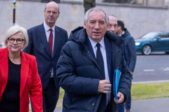 Bayrou parla di invasione migranti, Ps sospende trattative