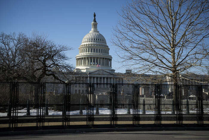 Trump, cerimonia giuramento dentro il Campidoglio per gelo