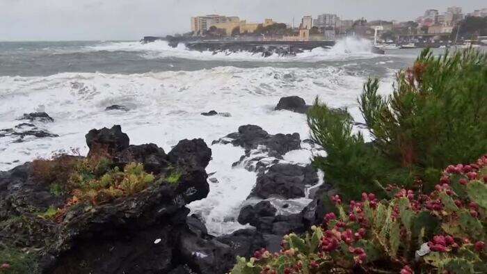 Catania, forte mareggiata sul lungomare Ognina