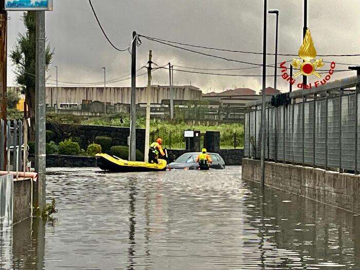 Maltempo: auto sommersa da acqua, soccorsa da pompieri etnei