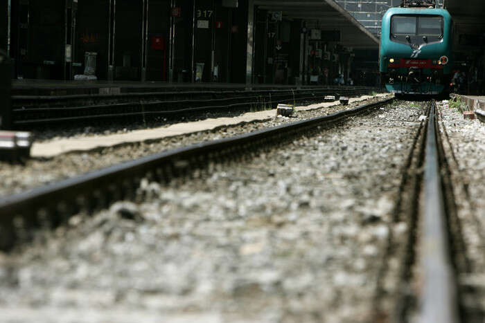 Cede muro lungo linea ferroviaria Faentina, treni non coinvolti