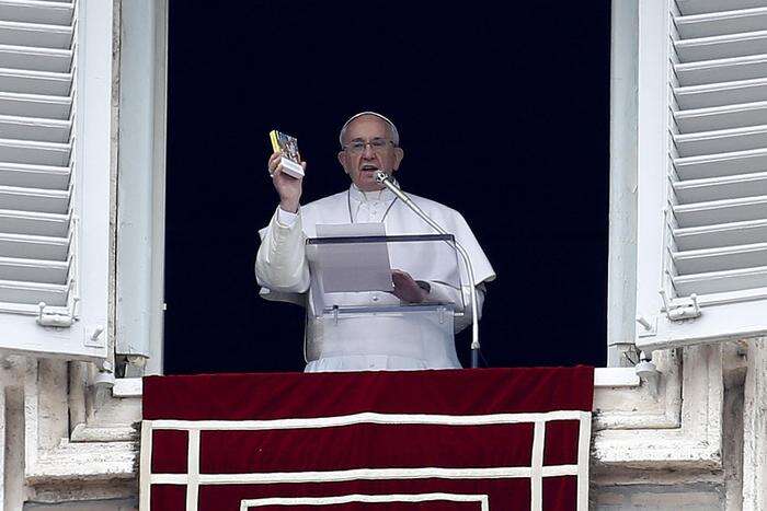 Il Papa, comprate un Vangelo tascabile, se non potete pago io