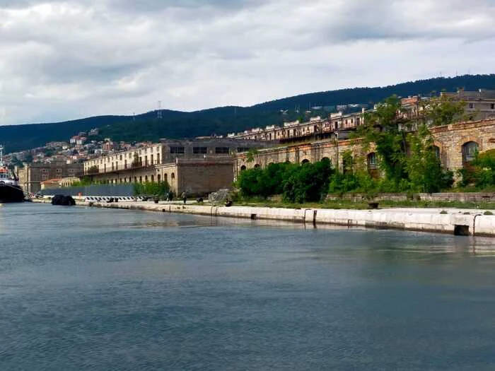 Secondo giorno ricerche del giovane caduto in mare a Trieste