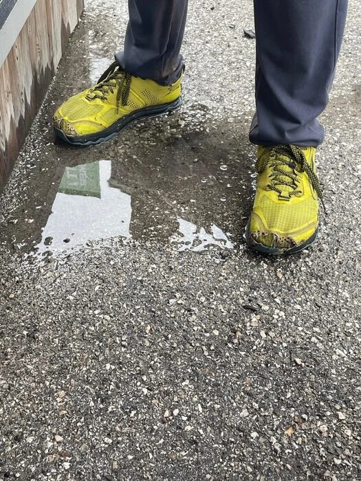 Su neve in montagna con scarpe ginnastica, soccorso turista Usa