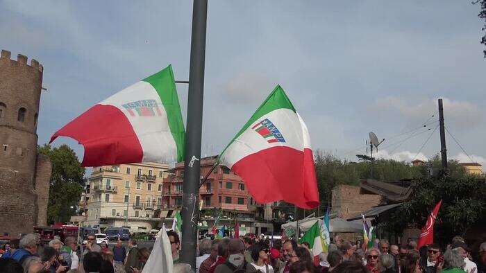 Corteo per la pace, anche il Pd in piazza: 