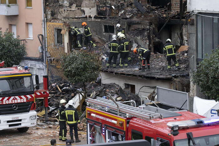 Tre morti in crollo edificio a Santander, probabile fuga di gas