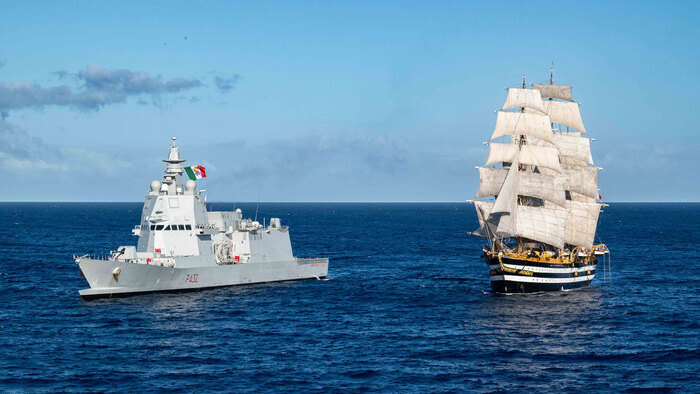 Nel Pacifico nave più anziana e più nuova della Marina italiana