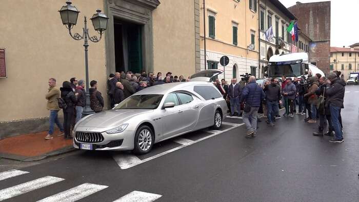 Calenzano, autocisterna fuori da chiesa ai funerali di Baronti