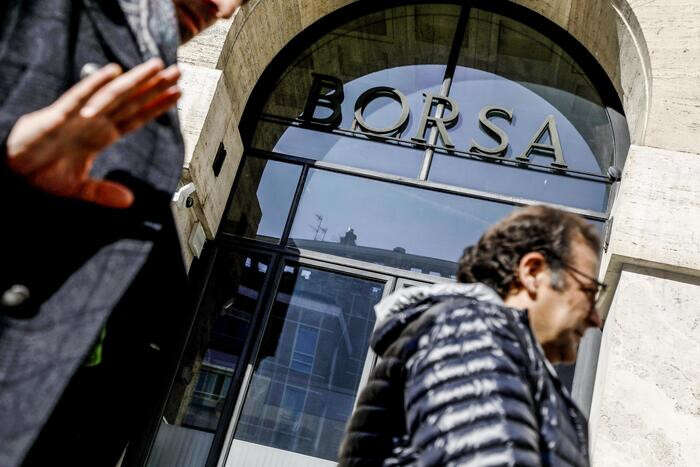 Borsa: Milano in forte calo, -2%, pesano Tim ed Stm