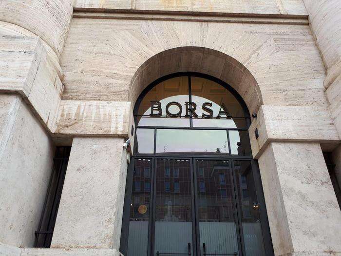 Borsa: Parigi debole (-0,8%) in attesa degli Usa, Milano tiene