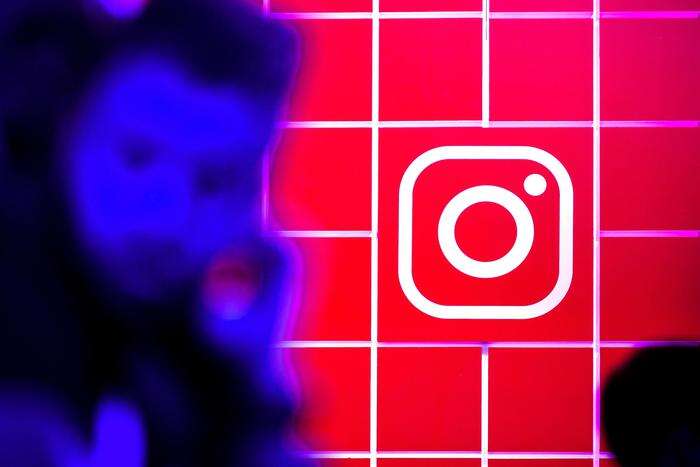 Instagram si prepara alle feste, collage di foto e temi natalizi