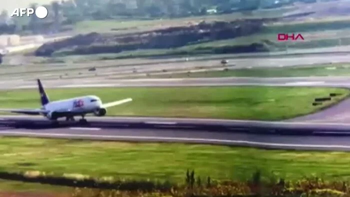 Turchia, spettacolare atterraggio di emergenza di un aereo cargo a Istanbul