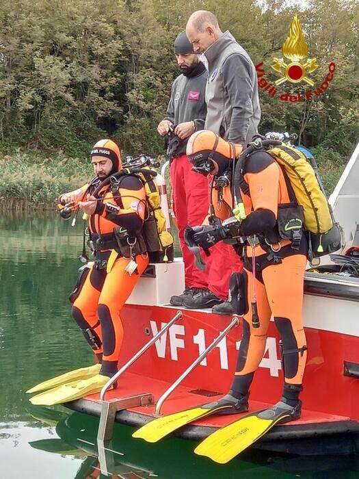 Cade in mare mentre chiede alla fidanzata di sposarlo, salvo