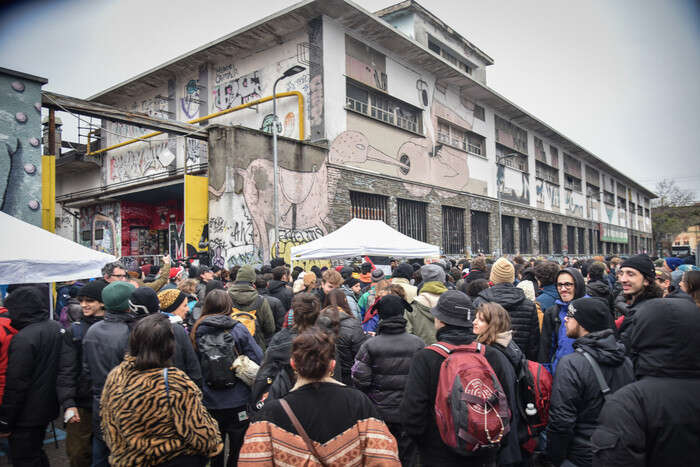 A Milano 200 antagonisti impediscono lo sfratto del Leoncavallo