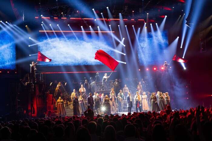 Battaglia e speranza incoronano Les Misérables in versione Arena