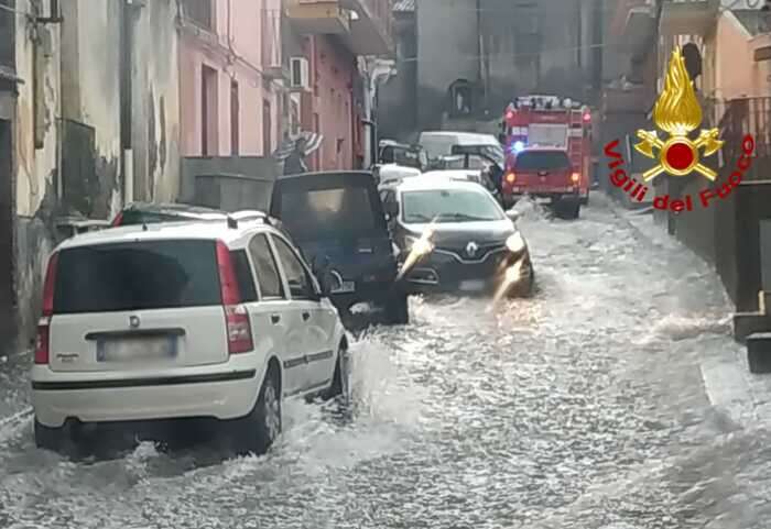 Maltempo nel Catanese, strade allagate e torrenti esondati