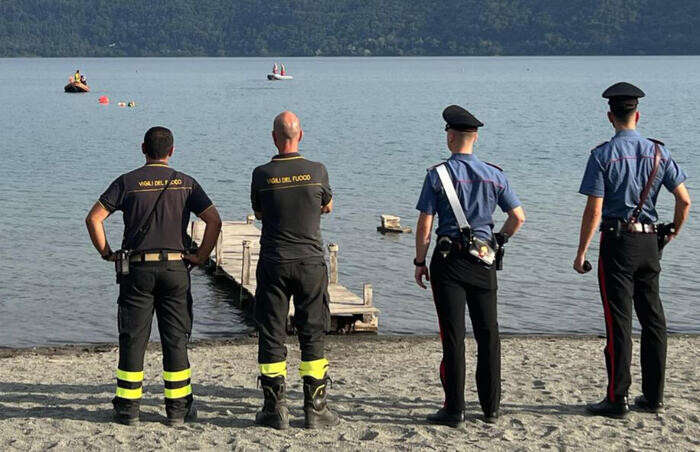 Si tuffano nel lago di Castel Gandolfo, trovati morti i due ragazzi dispersi