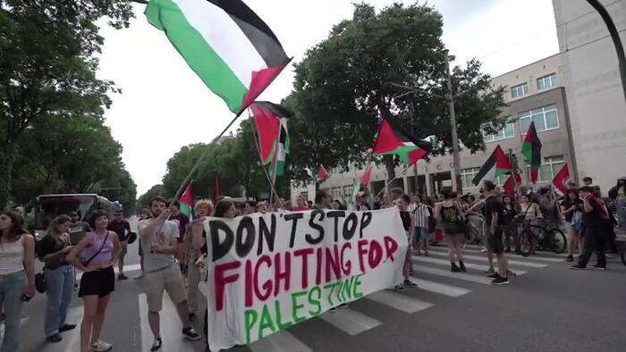 Torino, corteo pro-Palestina: imbrattata la statua del Fante d'Italia