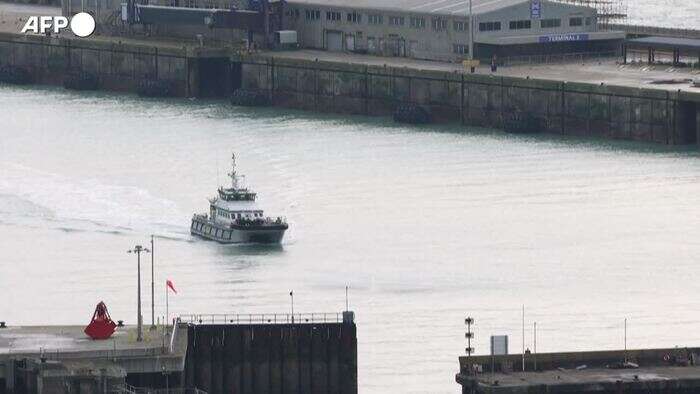 Migranti tentano di attraversare la Manica, rimandati a Dover dalle autorita' britanniche