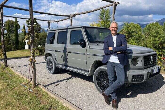 Classe G elettrica mostra i muscoli nelle cave di Carrara