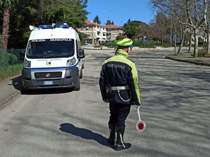 Apecar contraffatti, multe salate per due minorenni a Jesi