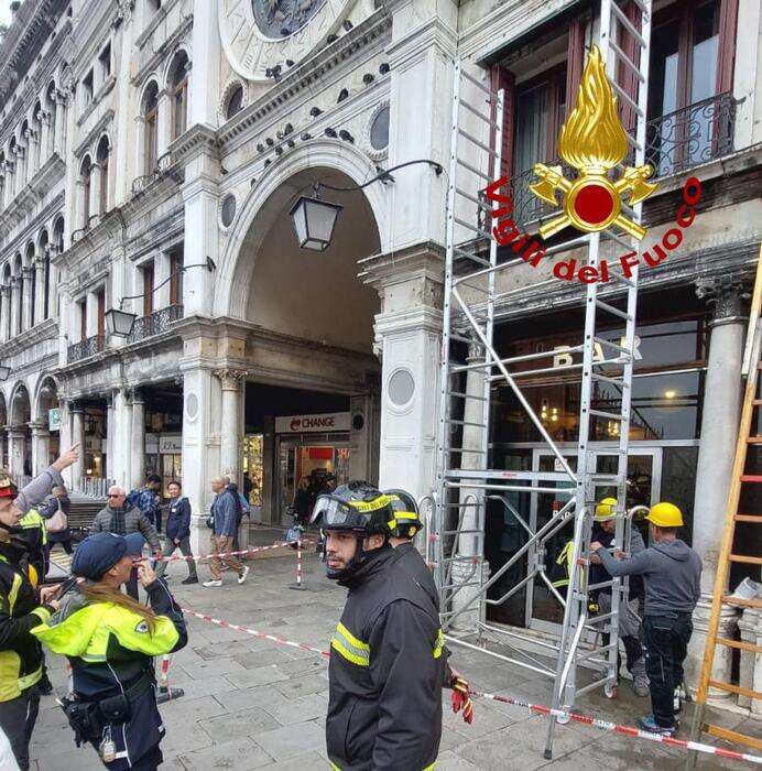 Si stacca frammento dalla Torre dell'Orologio a San Marco