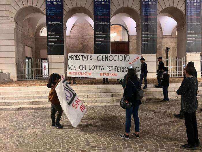 Striscioni Palestina libera e No G7 Salute nella notte ad Ancona