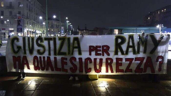 Milano, corteo per Ramy con fratello e fidanzata: 