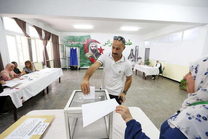 L'Algeria vota per un secondo mandato al presidente Tebboune