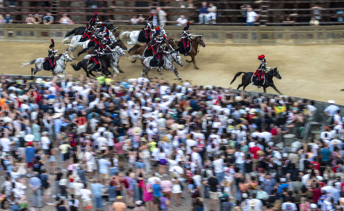 Palio di Siena, rinvio per la pioggia, si corre domani