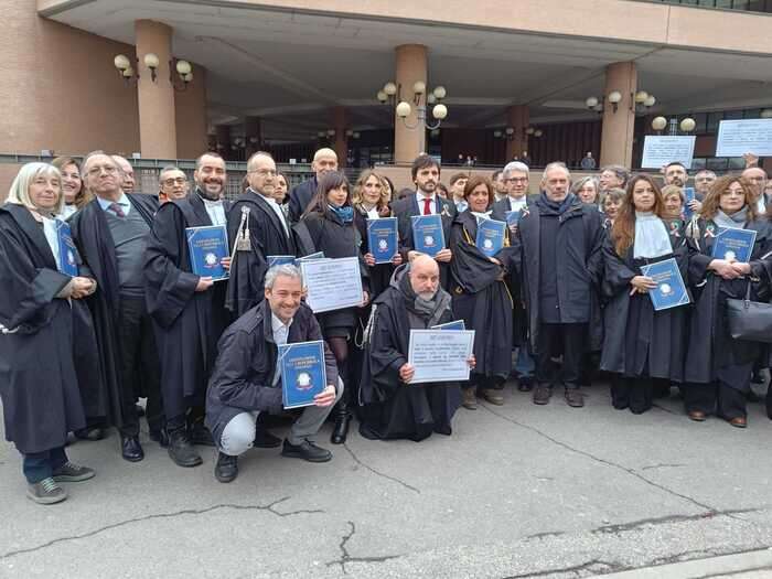 Anno giudiziario, flash mob delle toghe a Torino