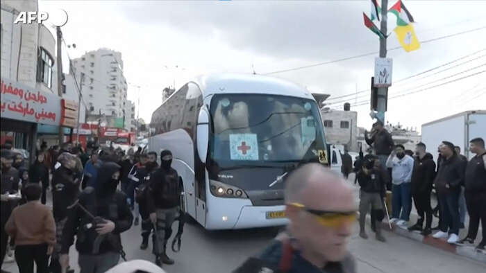 Palestinesi liberati arrivano in Cisgiordania su bus della Croce Rossa