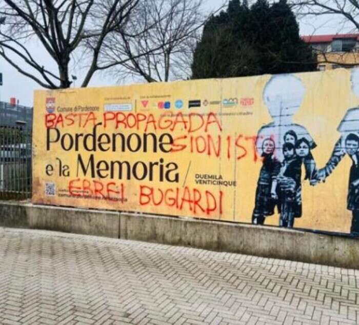 Scritte antisemite su striscioni Giornata Memoria a Pordenone