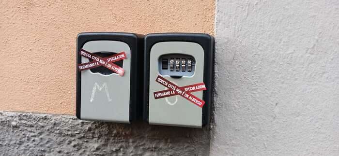 Blitz contro affitti brevi a Pisa, adesivi su keybox