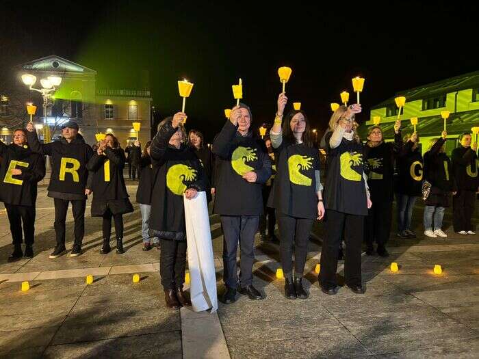 In un flash mob l'onda gialla abbraccia la famiglia Regeni