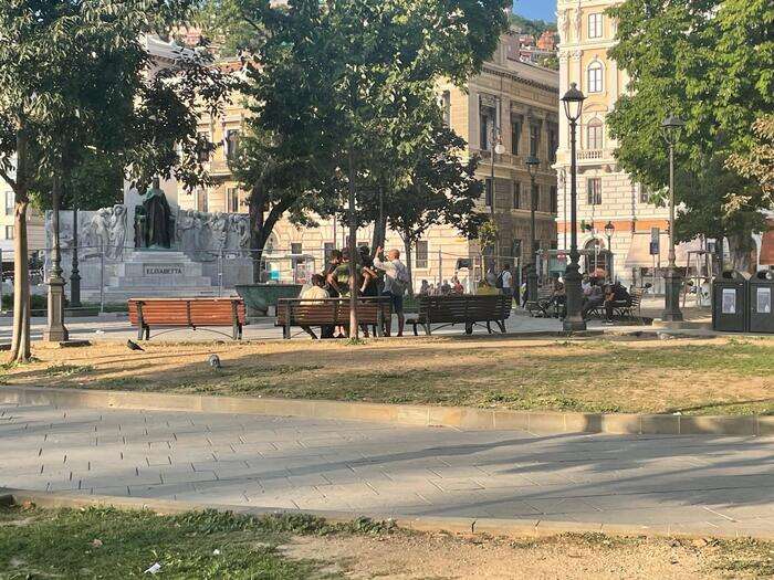 Stop al degrado in piazza Libertà, ordinanza del Comune Trieste