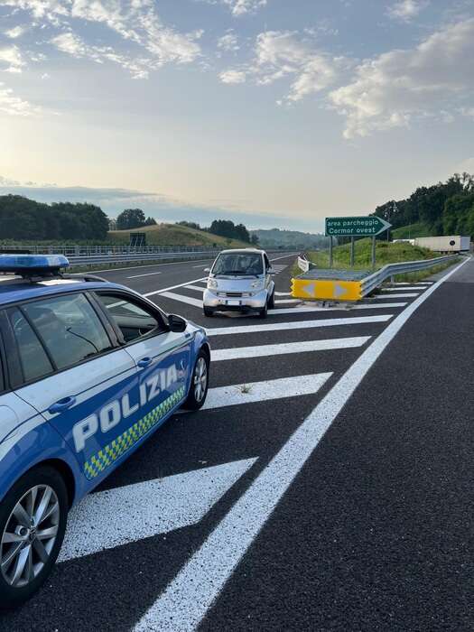 Ubriaco per 10km contromano in A23, Polstrada evita tragedia