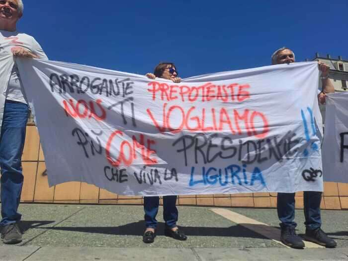 Protesta comitati a Genova contro Toti e 'i progetti imposti'