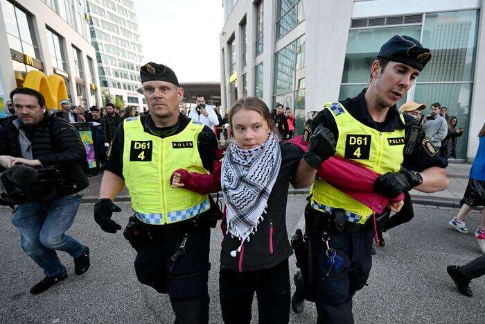 Eurovision, la polizia allontana i manifestanti pro-Gaza, tra loro Greta Thunberg