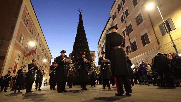 Natale, le note dell'Arma dei Carabinieri accendono l'albero in centro a Roma