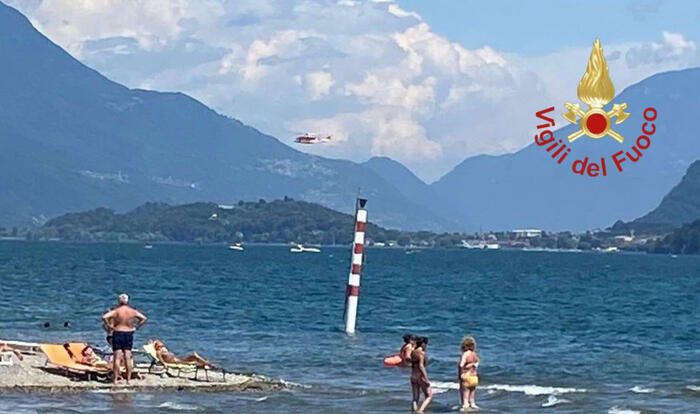 Si tuffa nel lago per salvare il figlio di 12 anni, disperso