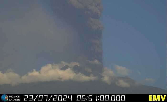 Etna: altissima e intensa nube vulcanica da cratere Voragine