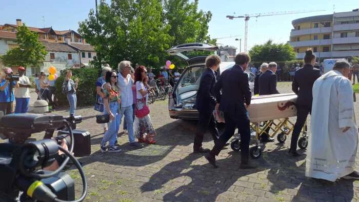 Alex, una bara colorata per l'ultimo saluto