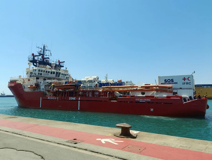 Nave Ocean Viking a Marina di Carrara con 261 migranti