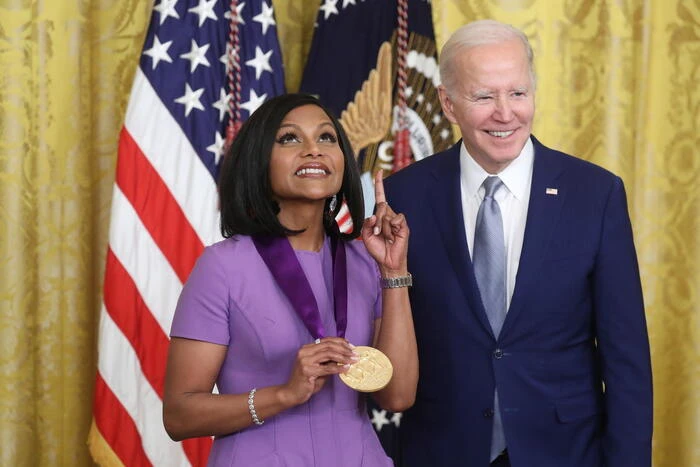 Usa 2024, Mindy Kaling scherza su età Biden: io un'adolescente