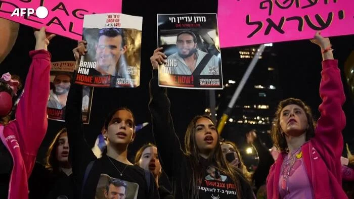 Israele, manifestazione per il rilascio degli ostaggi rimanenti