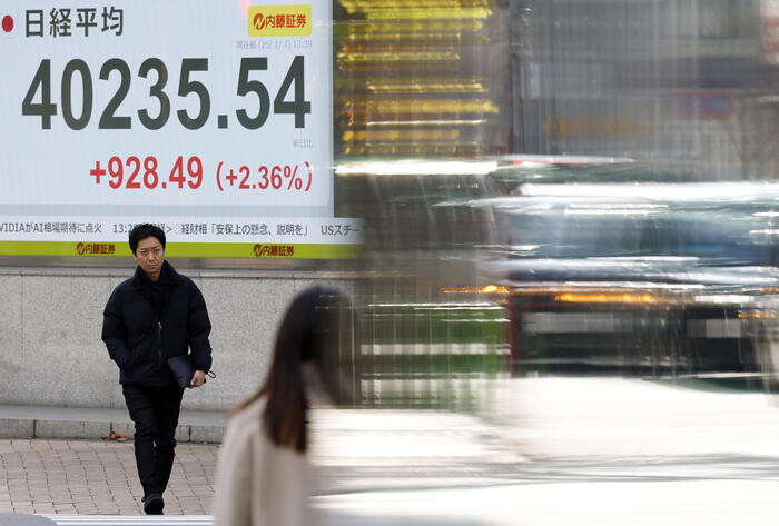 Borsa: Asia in rialzo e dollaro frena, Trump dà tregua sui dazi