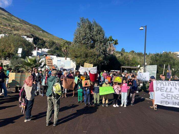 Stromboli in piazza per chiedere interventi dopo alluvioni