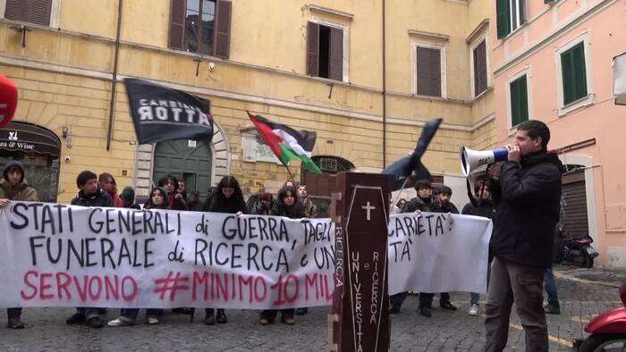 Roma, Cambiare Rotta 'celebra' il funerale di Ricerca e Universita'